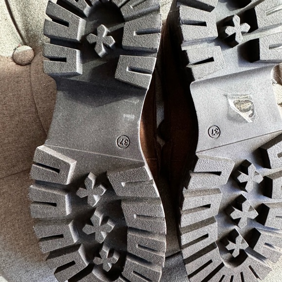 Beautiful brown suede loafers worn once. Gorgeous gold accents chain. - Picture 5 of 11